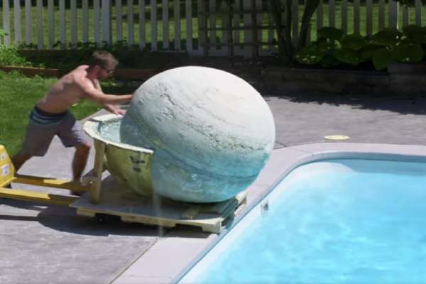 Taboola Ad Example 36188 - Мужчина бросает гигантский шипучий шар в бассейн, и вот результат.